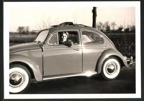 Fotografie Auto VW Käfer, Volkswagen PKW mit Hausfrau am Steuer