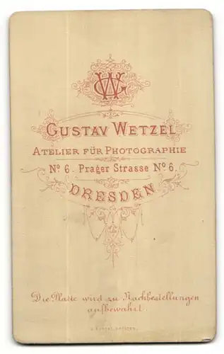 Fotografie Gustav Wetzel, Dresden, Portrait junge Frau mit geflochtenem Haar