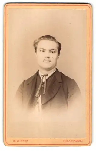 Fotografie R. Dittrich, Frankenberg, Portrait junger Mann mit zurückgekämmtem Haar