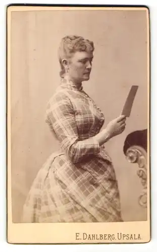 Fotografie E. Dahlberg, Upsala, Portrait Dame in kariertem Kleid