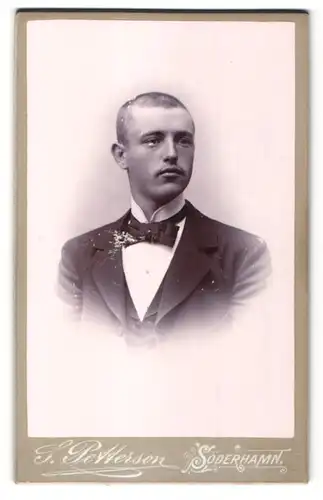 Fotografie S. Petterson, Söderhamn, Portrait junger Mann mit geschorenem Haar in Anzug