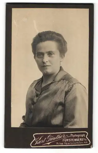 Fotografie Kurt Günther, Fürstenberg a/O, Portrait Dame mit zusammengebundenem Haar