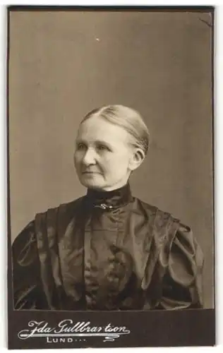 Fotografie Ida Gullbrantson, Lund, Portrait betagte Dame in festlicher Kleidung