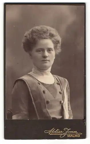 Fotografie R. Küller, Malmö, Portrait Frau in zeitgenössischer Kleidung mit Hochsteckfrisur