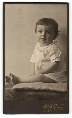 Fotografie E. Müller, Dresden-Altstadt, Portrait Kleinkind im weissen Hemd