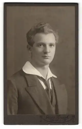 Fotografie Georg Koczyk, Coswig, Portrait Mann mit breitem Kragen und Krawatte im Anzug