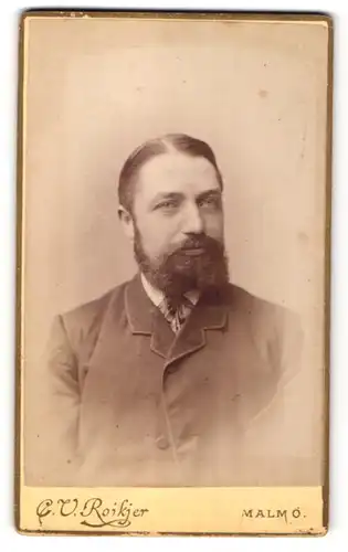 Fotografie C. V. Roikjer, Malmö, Portrait Mann mit Vollbart in zeitgenössischer Kleidung