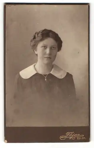 Fotografie Föjer, Eslöf, Portrait Frau mit breitem Kragen und zurückgebundenem Haar