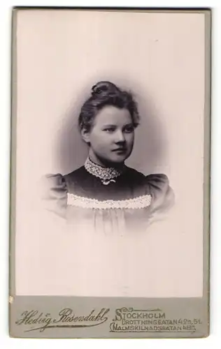Fotografie Hedvig Rosendahl, Stockholm, Portrait Mädchen in elegantem Kleid mit Dutt