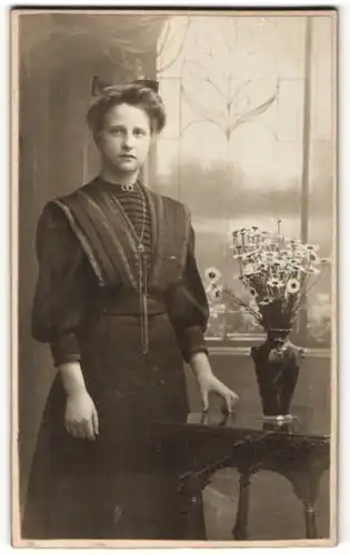 Fotografie Marcko, Norrköping, Portrait Frau mit Haarschleife im zeitgenössischen Kleid