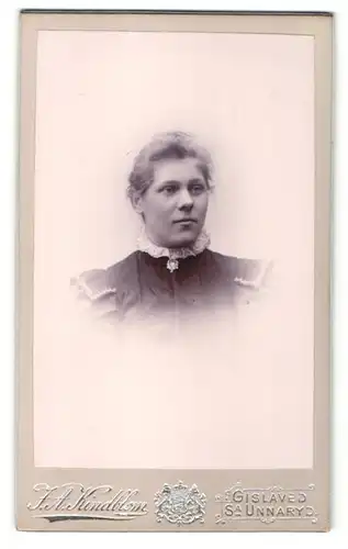 Fotografie F. A. Kindblom, Gislaved, Portrait Frau in eleganter Kleidung