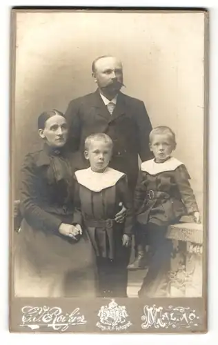 Fotografie C. V. Roikjer, Malmö, Portrait Familie mit zwei Kindern in eleganter Kleidung