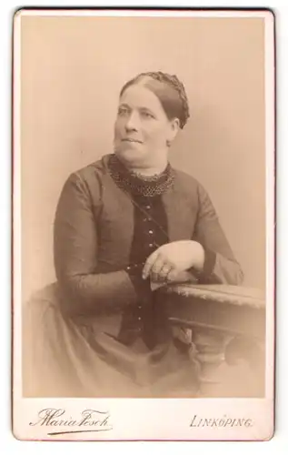 Fotografie Maria Tesch, Linköping, Portrait Frau in zeitgenössischem Kleid mit Flechtfrisur