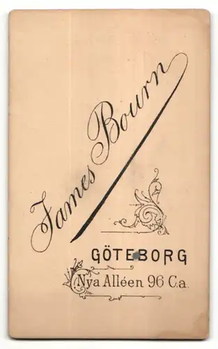 Fotografie James Bourn, Göteborg, Portrait Frau in zeitgenössischem Kleid mit Kragenbrosche