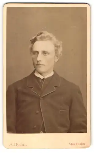 Fotografie A. Rydin, Stockholm, Portrait Mann mit Locken im Anzug