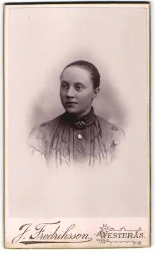 Fotografie J. Fredriksson, Westeras, Portrait Frau mit Halskette und zurückgebundenem Haar