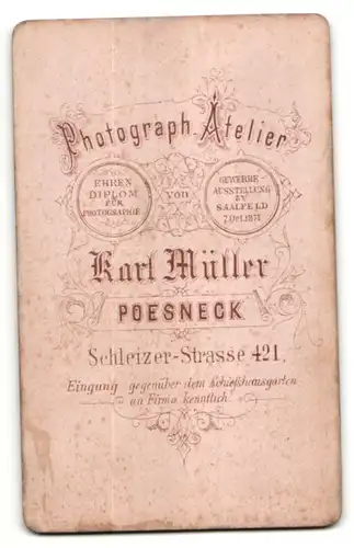 Fotografie Karl Müller, Poesneck, Portrait Mädchen in bürgerlicher Kleidung mit Strumpfhose
