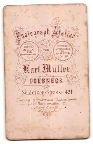 Fotografie Karl Müller, Poesneck, Portrait Mädchen im bürgerlichen Kleid mit Locken