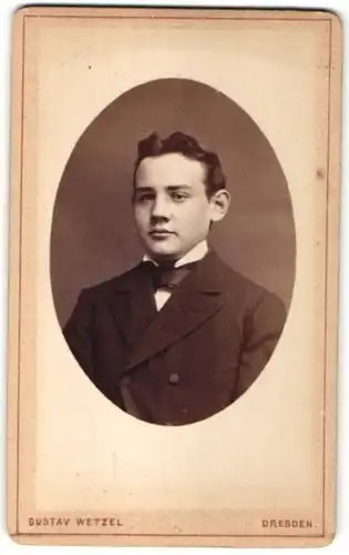 Fotografie Gustav Wetzel, Dresden, Portrait Junge mit Fliege im Anzug