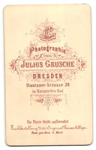 Fotografie Julius Grusche, Dresden, Portrait Mann mit Fliege und Schnurrbart im Anzug