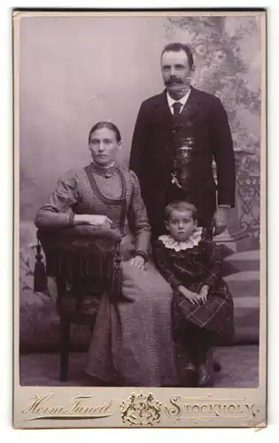 Fotografie Herm. Tunell, Stockholm, Portrait Familie mit einem Mädchen in bürgerlicher Kleidung