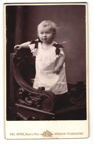 Fotografie Osc. Rothe, Dresden-Friedrichstadt, Portrait kleines Mädchen im weissen Kleid