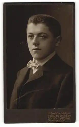 Fotografie E. Müller, Dresden-Altstadt, Portrait junger Mann mit Fliege im Anzug