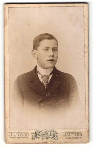 Fotografie J. Jyrch, Bautzen, Portrait Junge mit karierter Krawatte im Anzug
