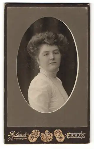 Fotografie Rylander, Eksjö, Portrait Frau in weisser Bluse mit Kragenbrosche