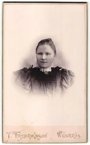 Fotografie J. Fredriksson, Westeras, Portrait junge Frau in bürgerlichem Kleid
