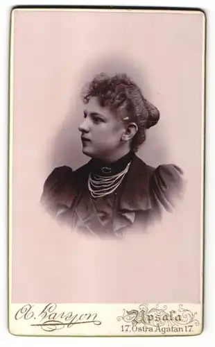 Fotografie A. Larsson, Upsala, Portrait wunderschönes Fräulein mit Dutt und Halskette