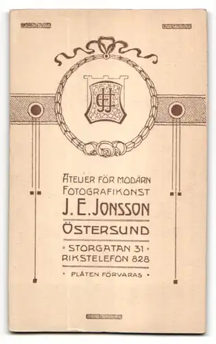 Fotografie J. E. Jonsson, Östersund, Portrait dunkelhaariger junger Mann mit Scheitel und Krawatte