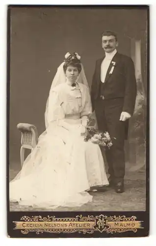 Fotografie Cecilia Nelson, Malmö, Portrait wunderschönes Brautpaar in hübscher Hochzeitsmode