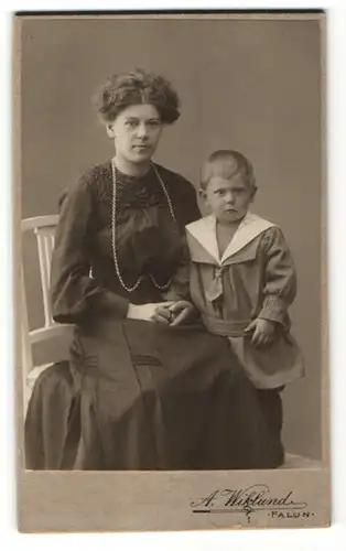 Fotografie A. Wiklund, Falun, lächelnde junge Frau & frecher blonder Bube im Matrosenanzug
