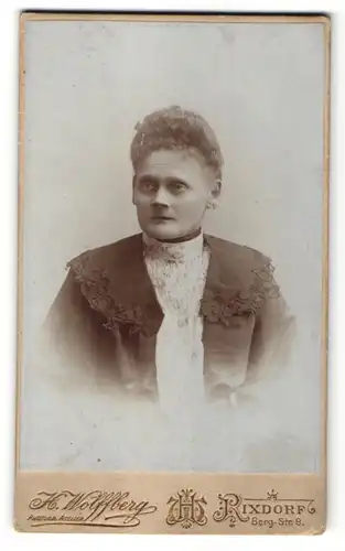 Fotografie H. Wolffberg, Berlin-Rixdorf, Portrait schöne Dame mit hochgestecktem Haar und gerüschter Bluse