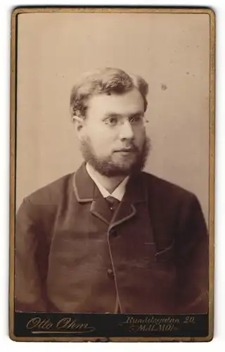 Fotografie Otto Ohm, Malmö, Portrait stattlicher junger Mann mit Lincolnbart und Zwicker