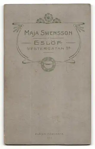 Fotografie Maja Swensson, Eslöf, Portrait charmanter junger Mann mit Scheitel und Krawatte im Anzug