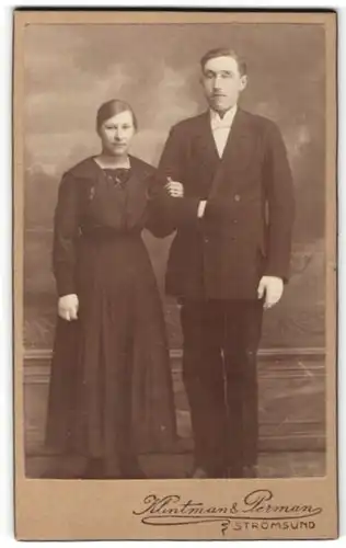 Fotografie Klintman & Perman, Strömsund, Portrait schönes junge Frau im Kleid & junger Mann im Anzug