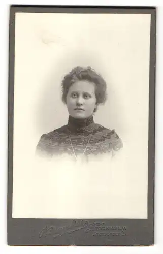Fotografie B. Bruzelius, Stockholm, Portrait wunderschönes Fräulein mit interessanter Stickerei an der Bluse