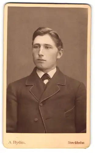 Fotografie A. Rydin, Stockholm, Portrait junger hübscher Mann mit zurückgekämmtem Haar im Jackett