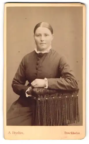 Fotografie A. Rydin, Stockholm, Portrait brünettes Fräulein mit zurückgebundenem Haar und Brosche am Kragen