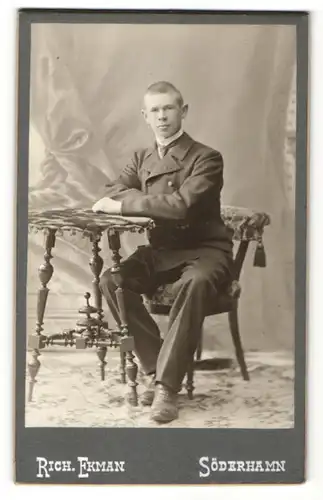 Fotografie Rich. Ekman, Söderhamn, Portrait junger Mann mit kurzem Haar im Anzug