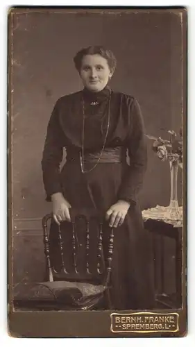 Fotografie Franke, Spremberg, Alte Dame im Kleid mit Halskette