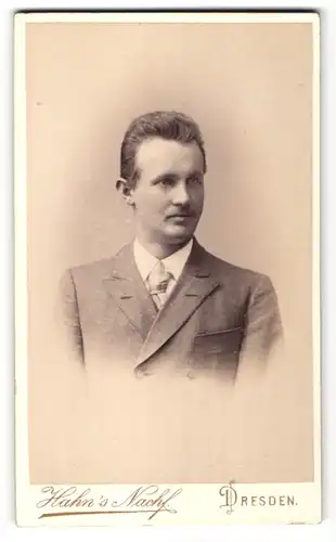 Fotografie Hahn`s Nachf., Dresden, Portrait junger Herr in Anzug