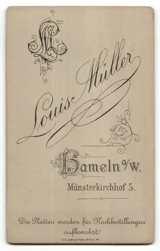 Fotografie Louis Müller, Hameln a/W, Portrait junger Herr in Abendgarderobe mit Zwicker