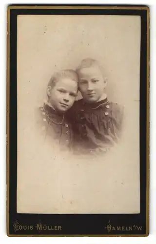 Fotografie Louis Müller, Hameln a/W, Portrait Mädchen mit kleiner Schwester