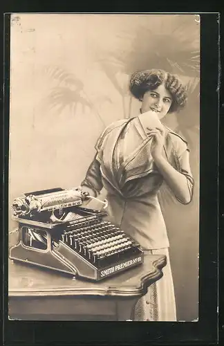 AK Junge Frau präsentiert eine Schreibmaschine Smith Premier No. 10