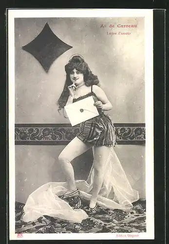 AK Kartenspiel, Karo-Ass, Leicht bekleidete Dame mit grossem Briefumschlag