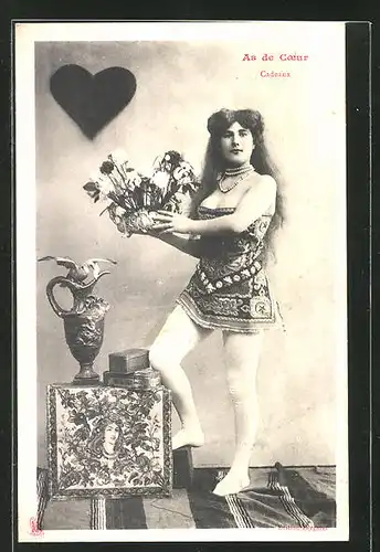 AK Kartenspiel, Herz Ass, Leicht bekleidete Dame mit Blumenbukett in der Hand