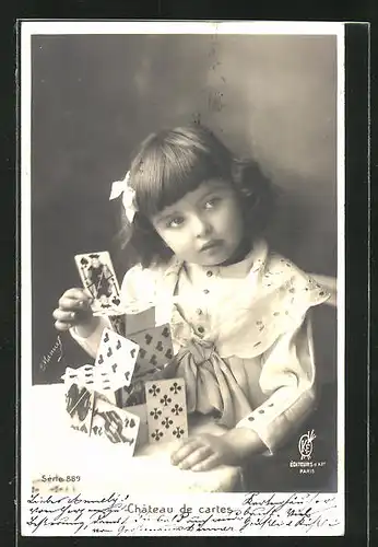 AK Kartenspiel, Mädchen baut einen Turm aus Spielkarten